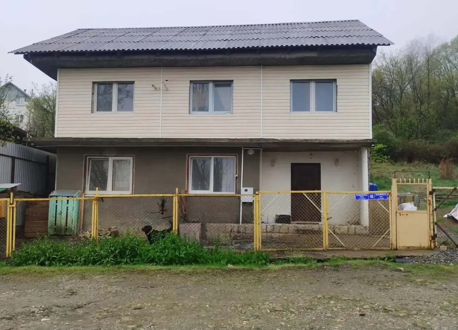 Дом у моря в окружении гор