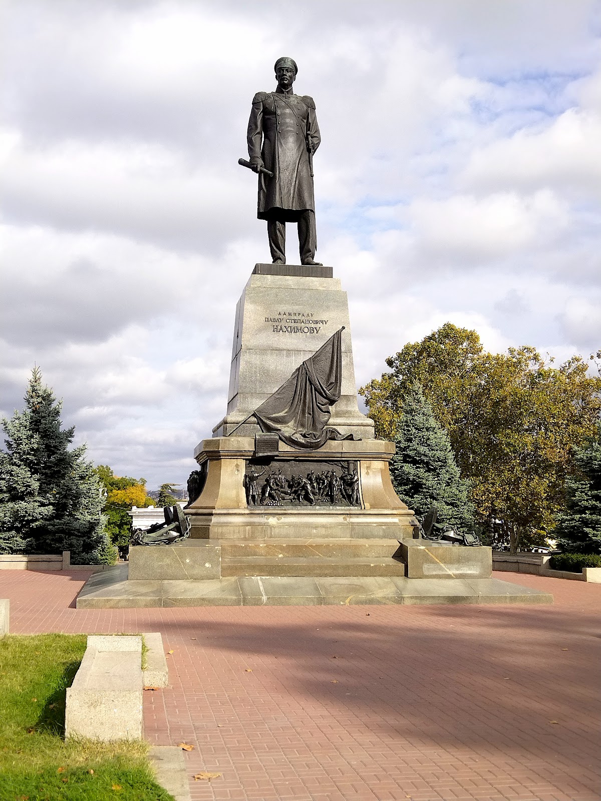 Площадь Нахимова и памятник адмиралу Нахимову