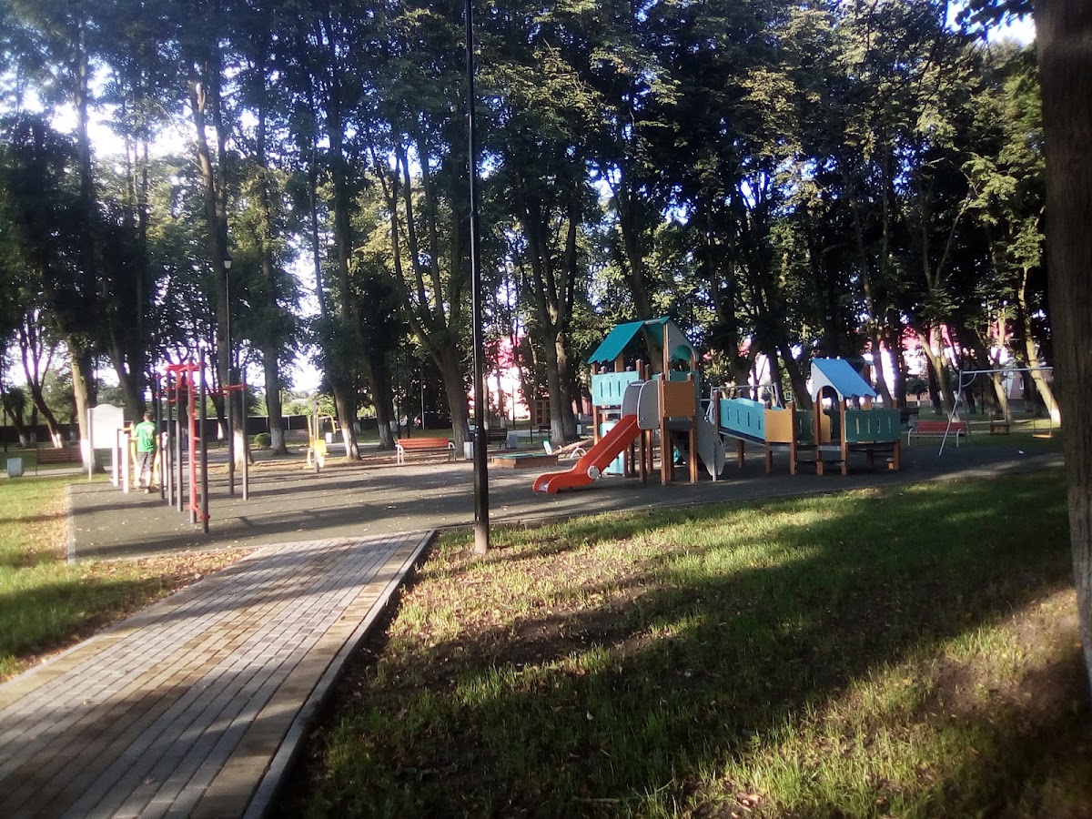 Городское озеро с философской аллеей