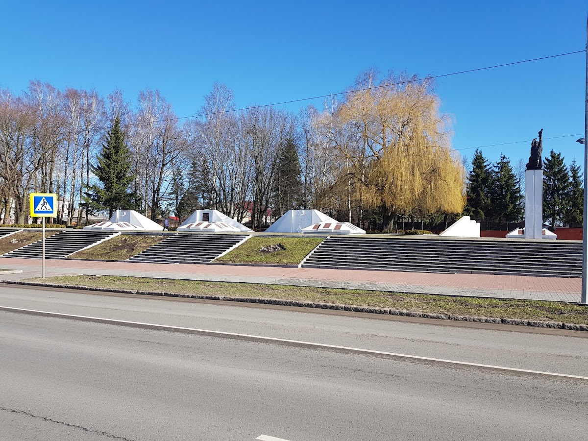 Памятный камень в городском парке Пилькаллена