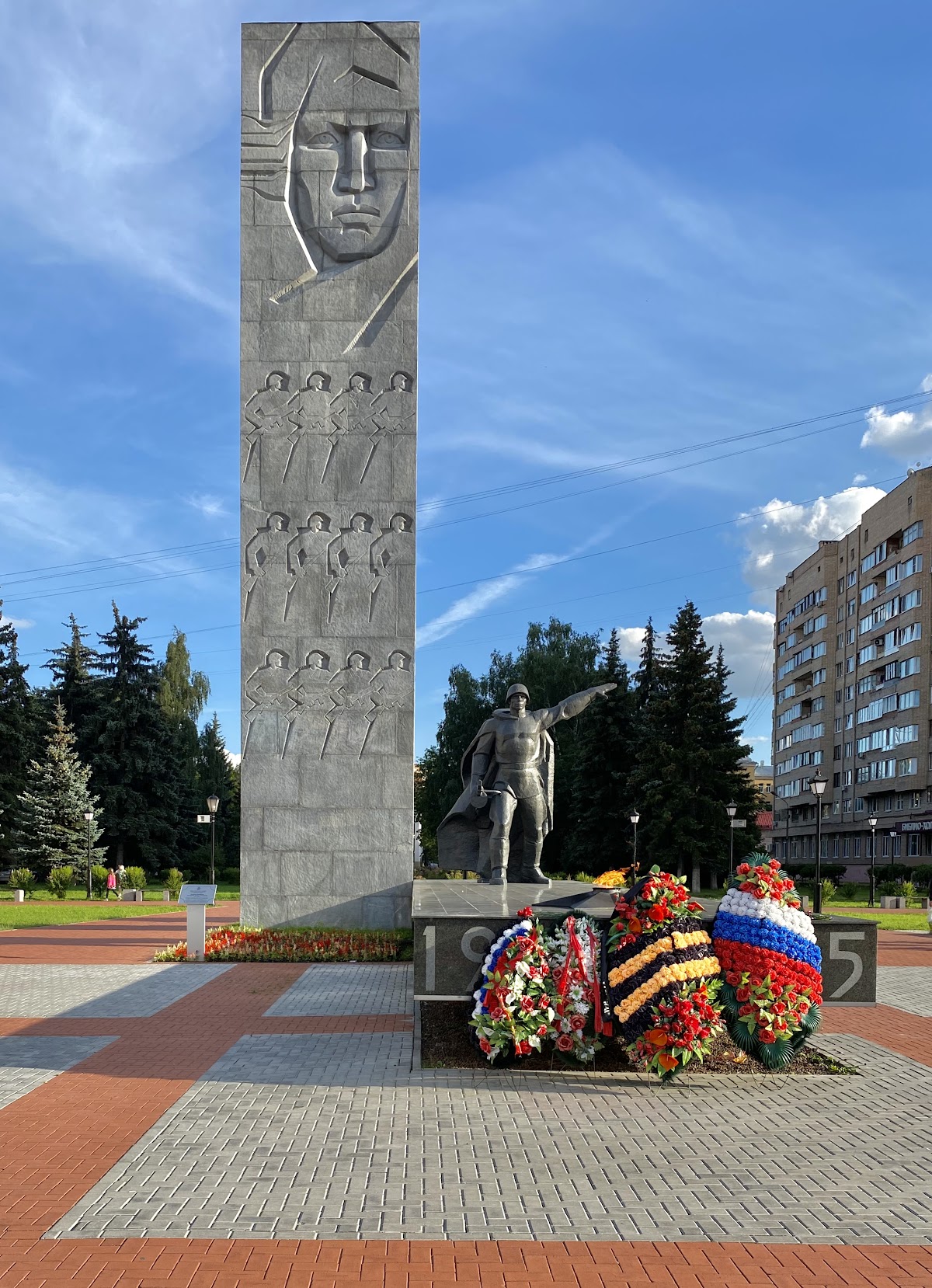 Площадь Славы и мемориал