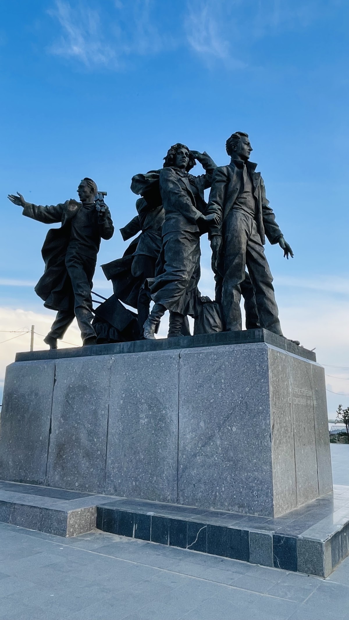 Памятный камень первостроителям