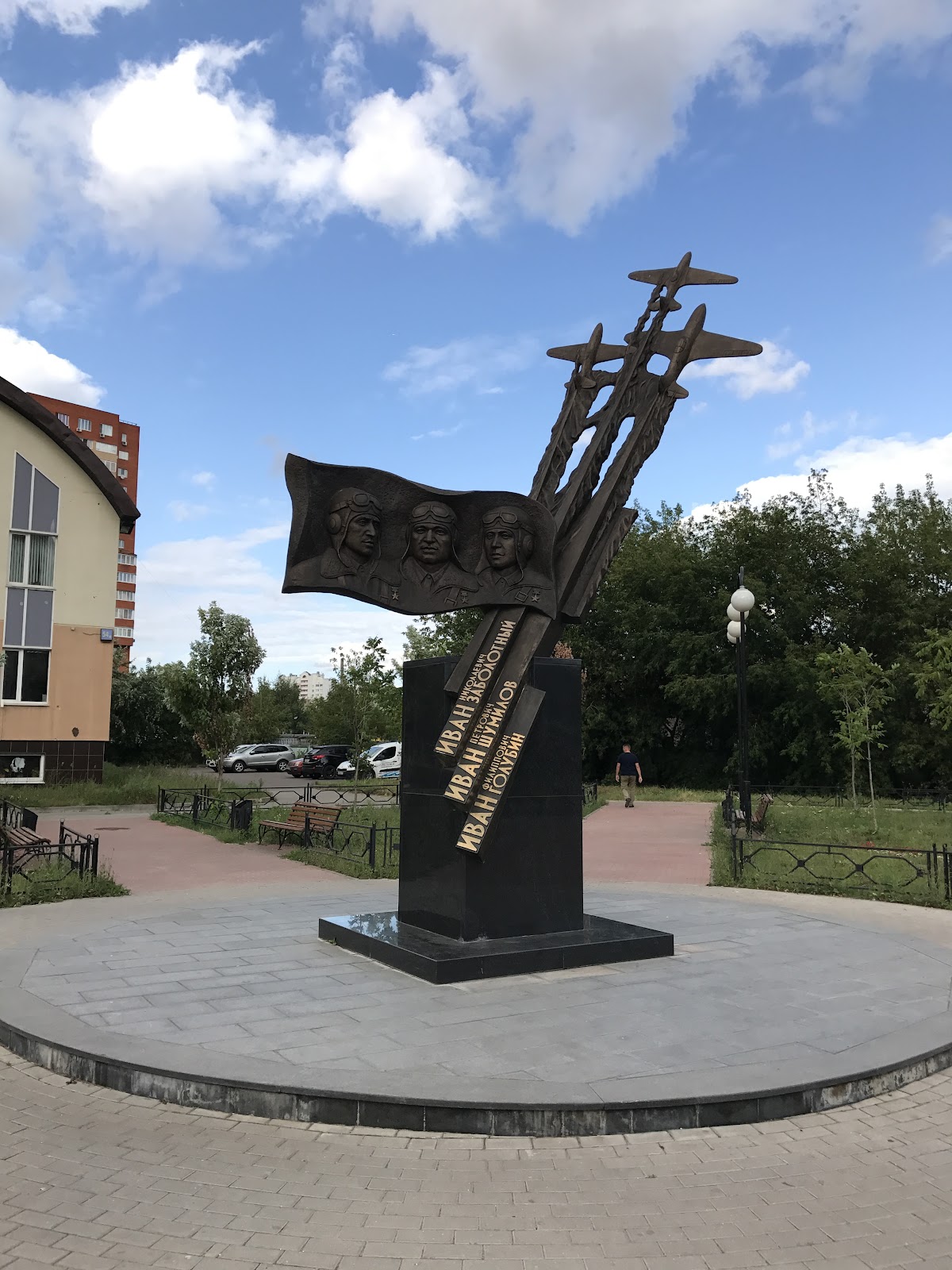 Памятник группе «Любэ» («Ребята с нашего двора»)