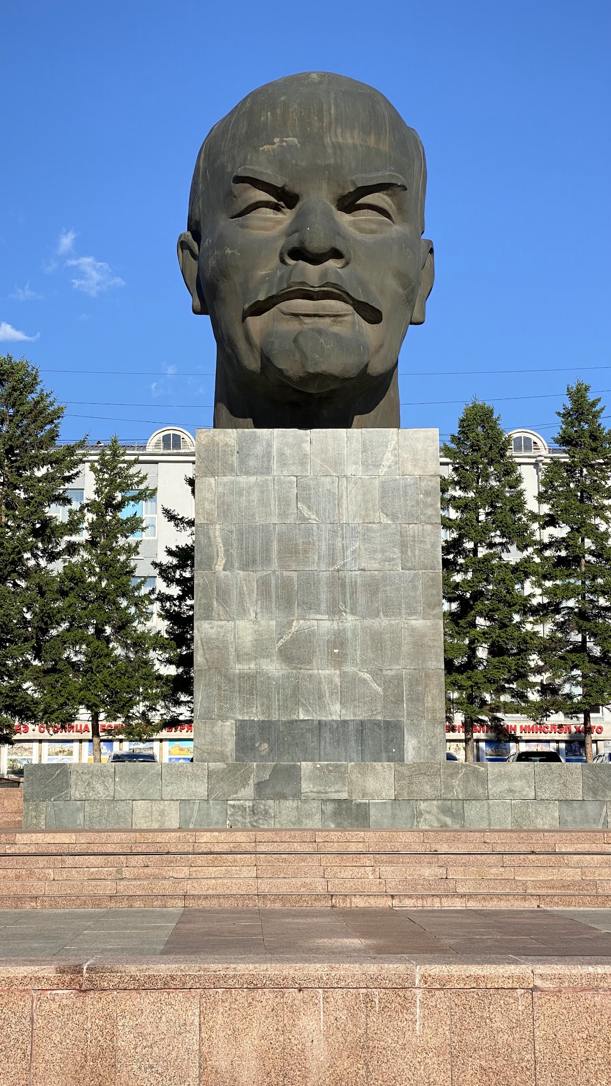 Голова Ленина на площади Советов