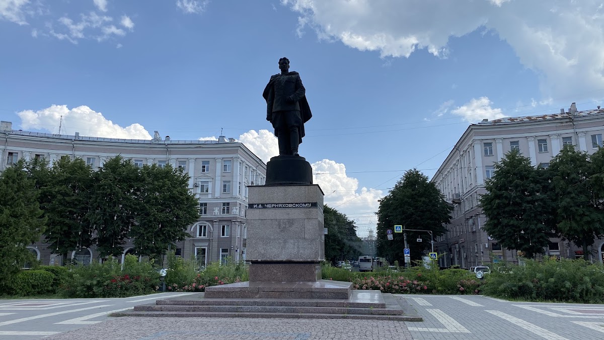 Памятник дважды Герою Советского Союза генералу армии Черняховскому И.Д.