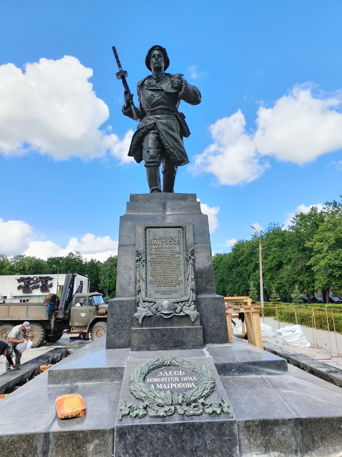 Памятник Александру Матросову