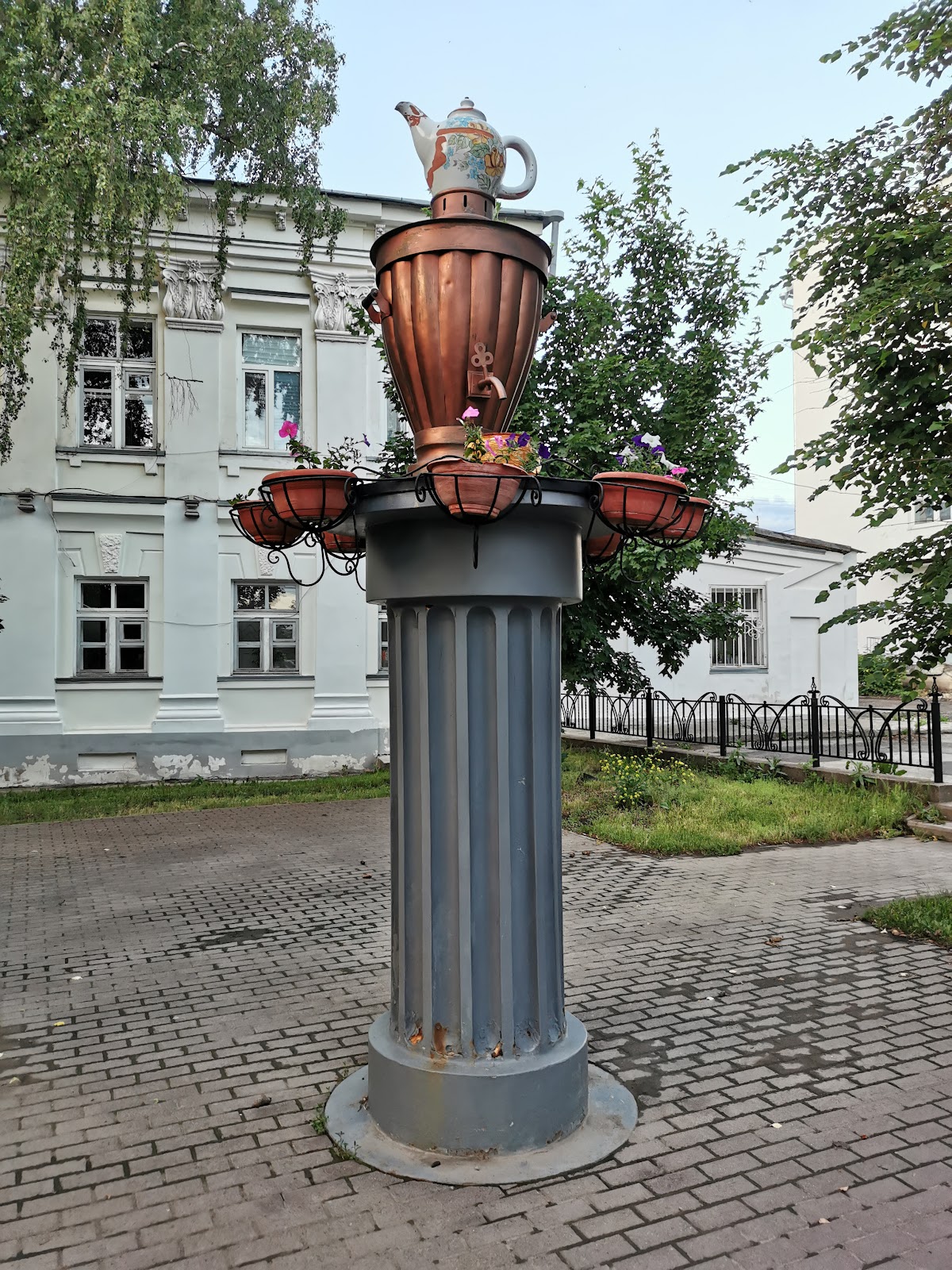 Памятник самовару