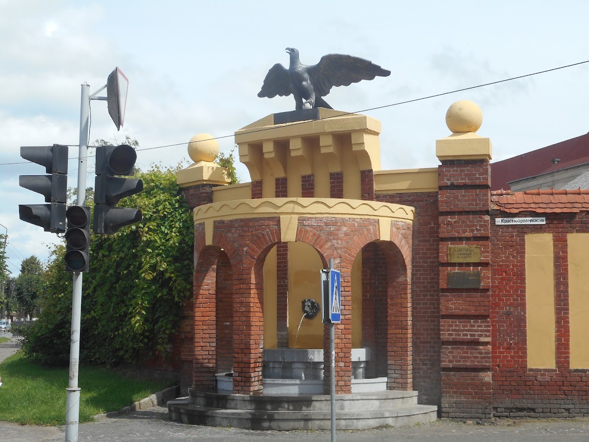 Фонтан со скульптурой орла и маскароном льва