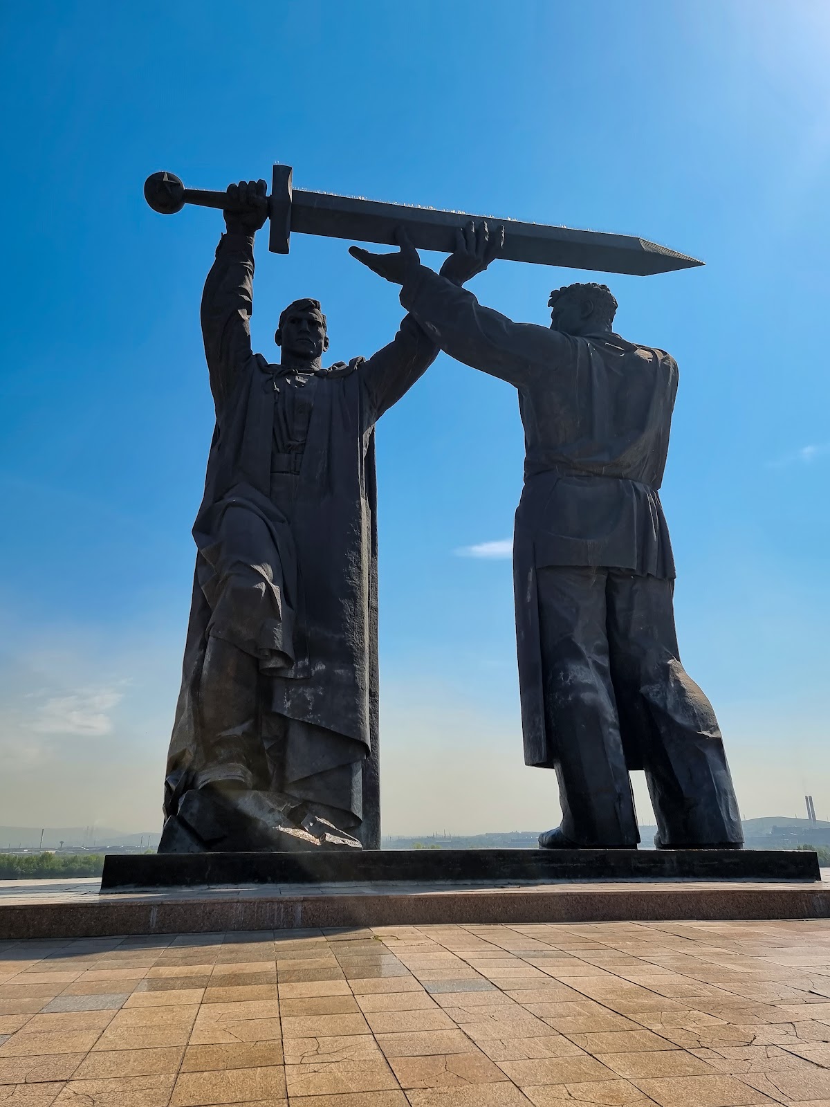 Монумент «Тыл — Фронту»