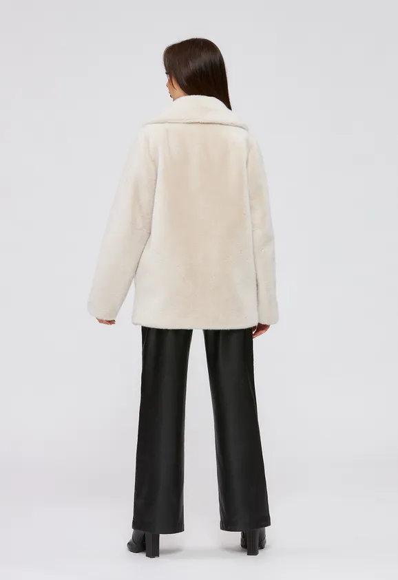 Фото Шуба из эко норки цвета жемчуг с английским воротником - 10