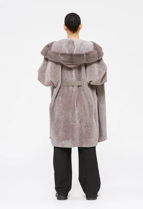 Фото Шуба из натурального астрагана лаванда с капюшоном из натуральной норки - 3