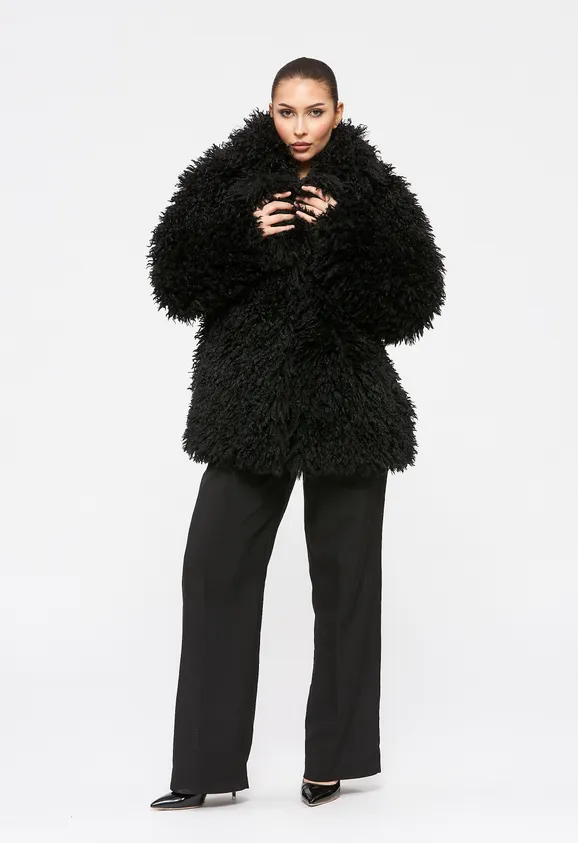 Фото Шуба из эко ламы черная с английским воротником - 5