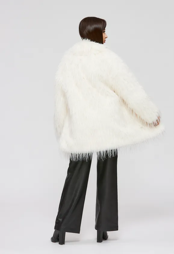 Фото Шуба из эко страуса белая с английским воротником - 5
