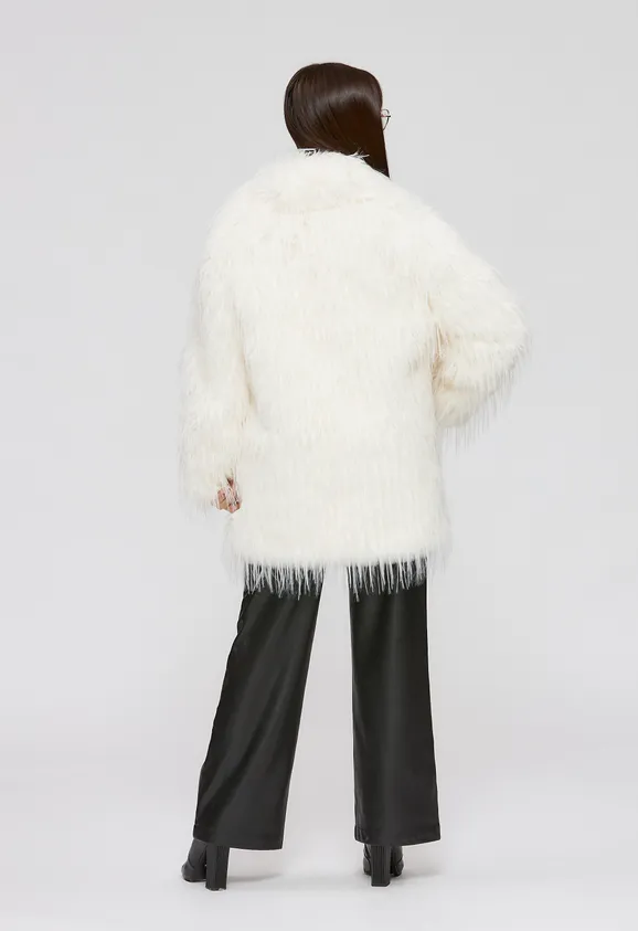 Фото Шуба из эко страуса белая с английским воротником - 9