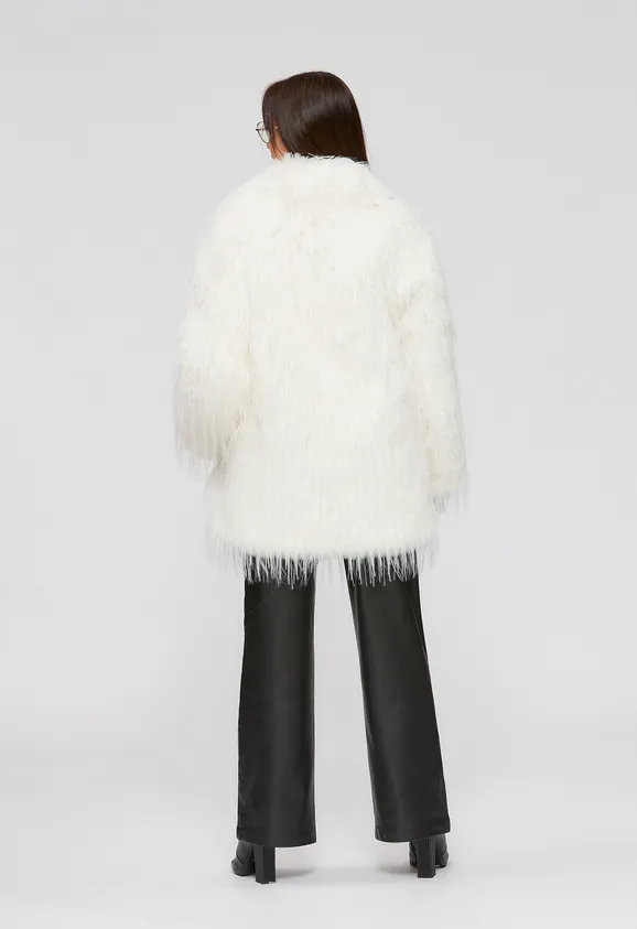 Фото Шуба из эко страуса белая с английским воротником - 3