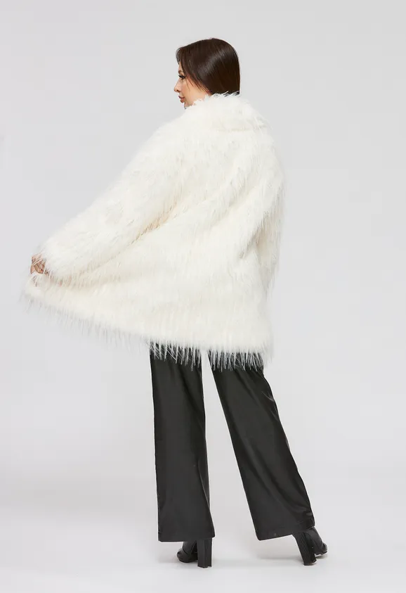 Фото Шуба из эко страуса белая с английским воротником - 4