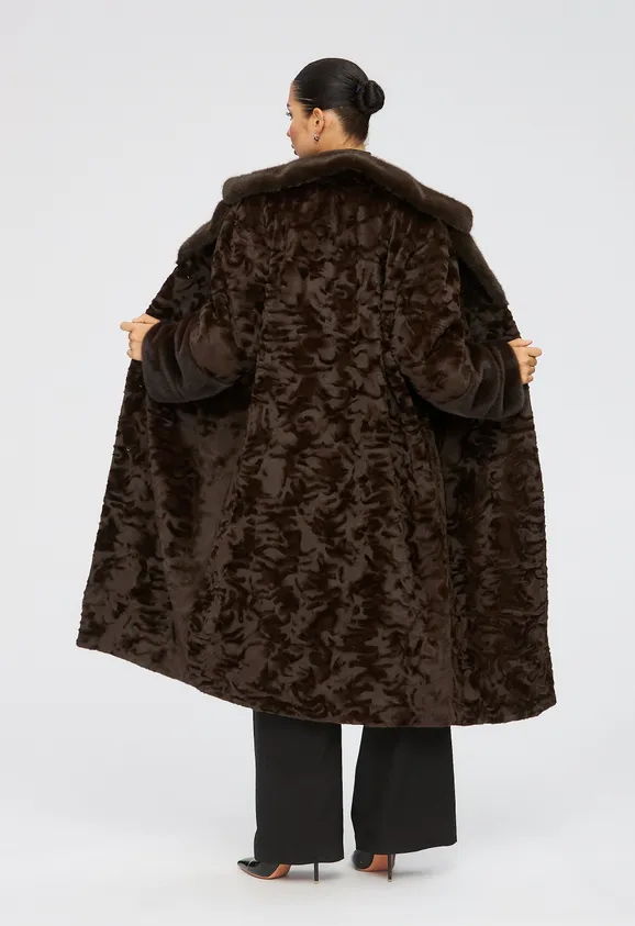 Фото Шуба из эко каракуля шоколад с английским воротником из эко норки - 4