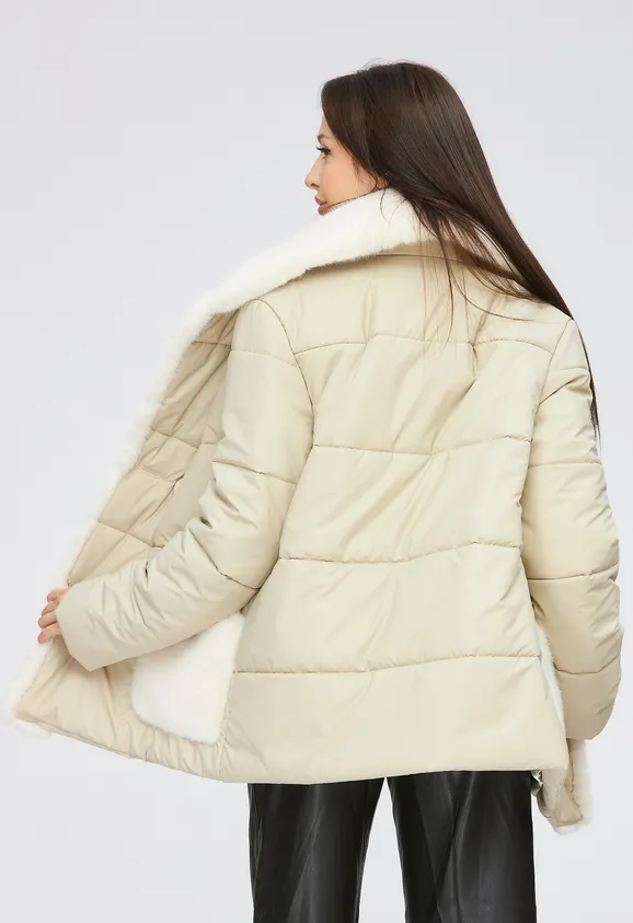 Фото Пуховик из эко норки пломбир с английским воротником и плащом - 6