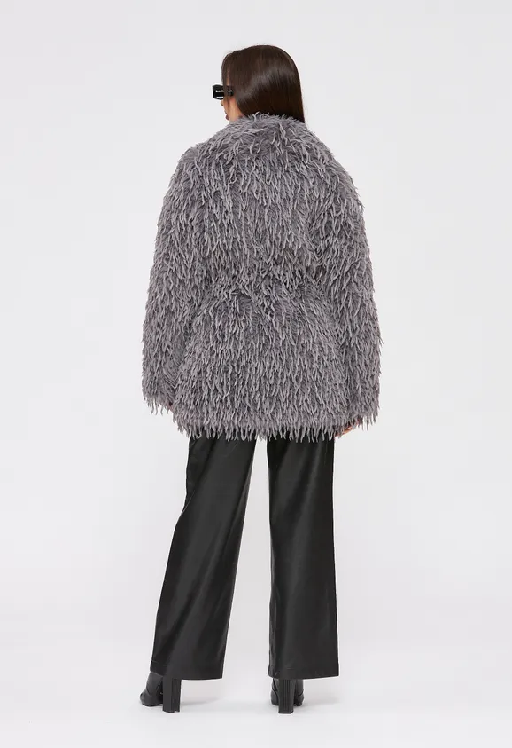 Фото Шуба из эко перьев страуса серого цвета с английским воротником. - 8