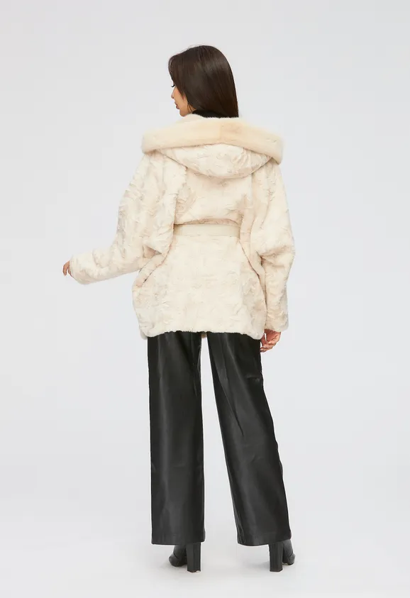 Фото Шуба из эко каракуля бежевая с капюшоном из эко норки - 9