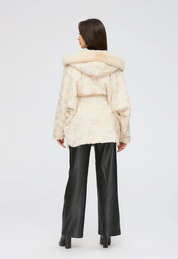 Фото Шуба из эко каракуля бежевая с капюшоном из эко норки - 8