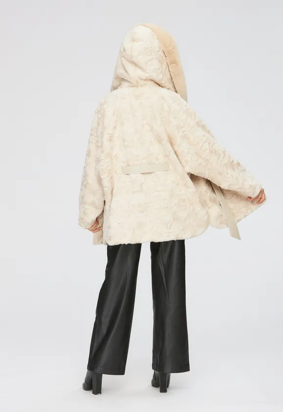 Фото Шуба из эко каракуля бежевая с капюшоном из эко норки - 10