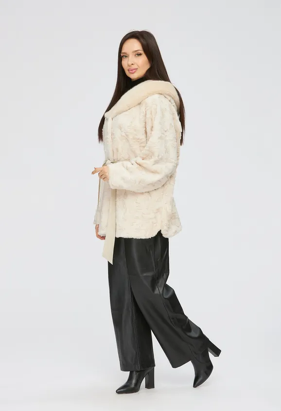 Фото Шуба из эко каракуля бежевая с капюшоном из эко норки - 5