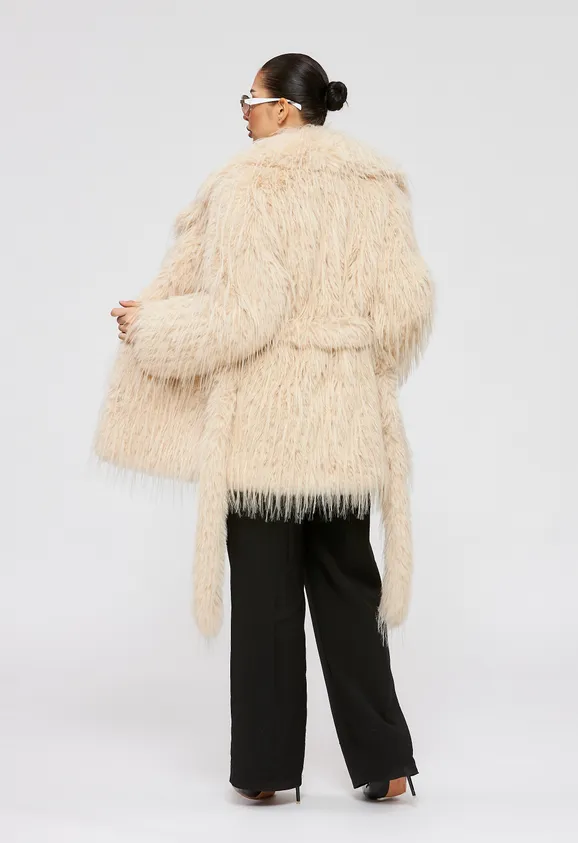 Фото Шуба из эко страуса бежевая с английским воротником - 5