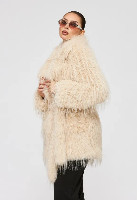 Фото Шуба из эко страуса бежевая с английским воротником - 3