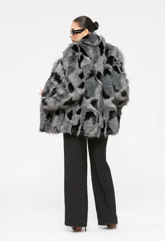 Фото Шуба из эко песца двухцветная (серый+черный) с воротником стойка - 6