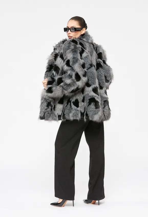 Фото Шуба из эко песца двухцветная (серый+черный) с воротником стойка - 7
