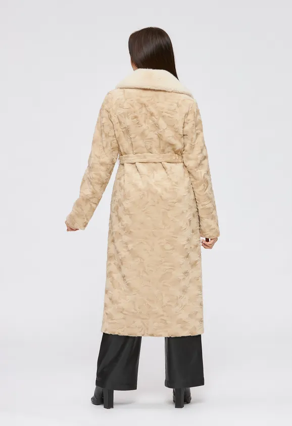 Фото Шуба из эко каракуля бежевая с английским воротником - 7