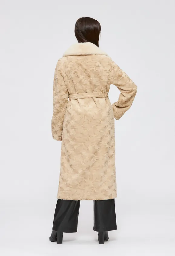 Фото Шуба из эко каракуля бежевая с английским воротником - 4