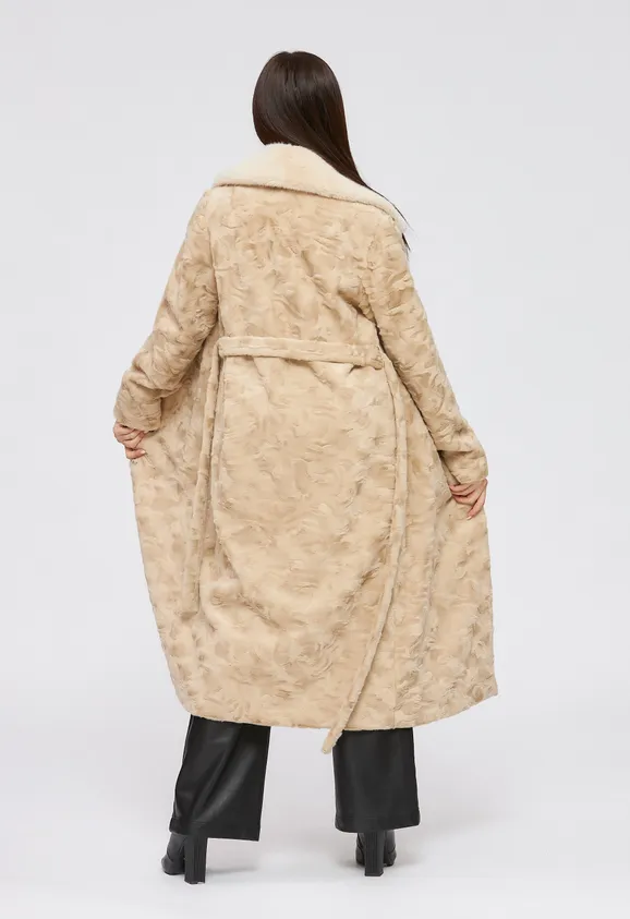 Фото Шуба из эко каракуля бежевая с английским воротником - 5