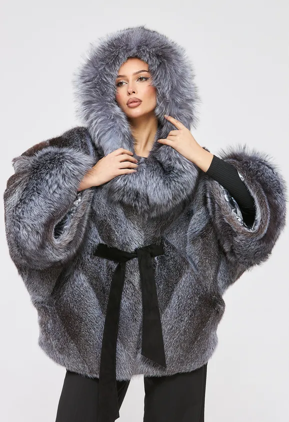 Фото Шуба из натуральной нутрии неоновая с капюшоном из чернобурки - 5