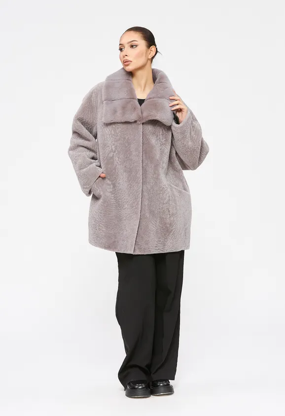 Фото Шуба из натурального астрагана лаванда с воротником из натуральной норки - 6