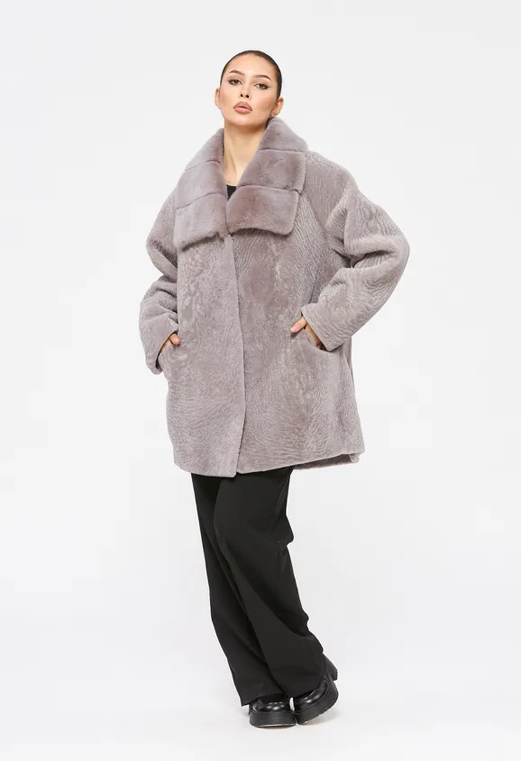 Фото Шуба из натурального астрагана лаванда с воротником из натуральной норки - 3