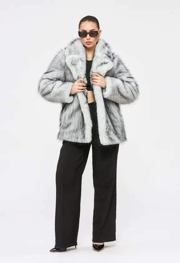 Фото Шуба из эко волка серая с английским воротником - 4
