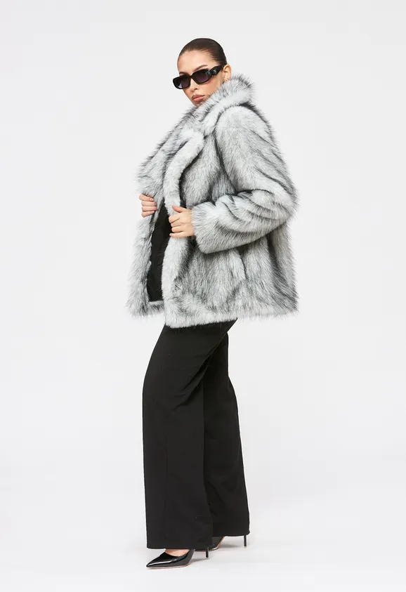 Фото Шуба из эко волка серая с английским воротником - 3