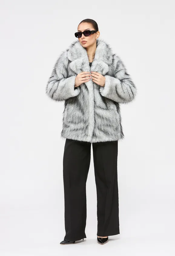 Фото Шуба из эко волка серая с английским воротником - 6