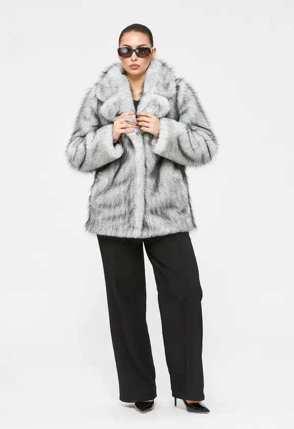Фото Шуба из эко волка серая с английским воротником - 1
