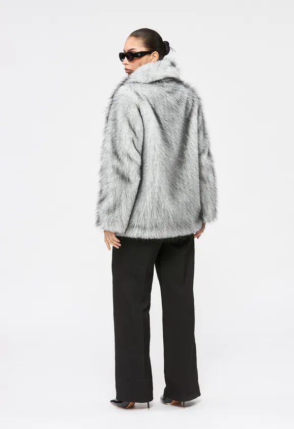 Фото Шуба из эко волка серая с английским воротником - 7
