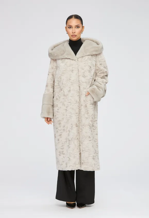 Фото Шуба из эко каракуля светло-серая с капюшоном из эко норки - 7