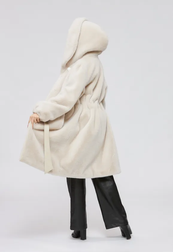 Фото Шуба из эко норки цвета жемчуг с капюшоном - 10