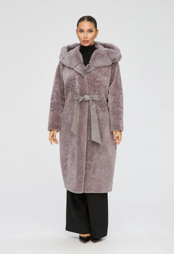 Фото Шуба из натурального астрагана лаванда с капюшоном из натуральной норки - 1