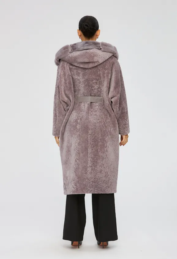 Фото Шуба из натурального астрагана лаванда с капюшоном из натуральной норки - 3