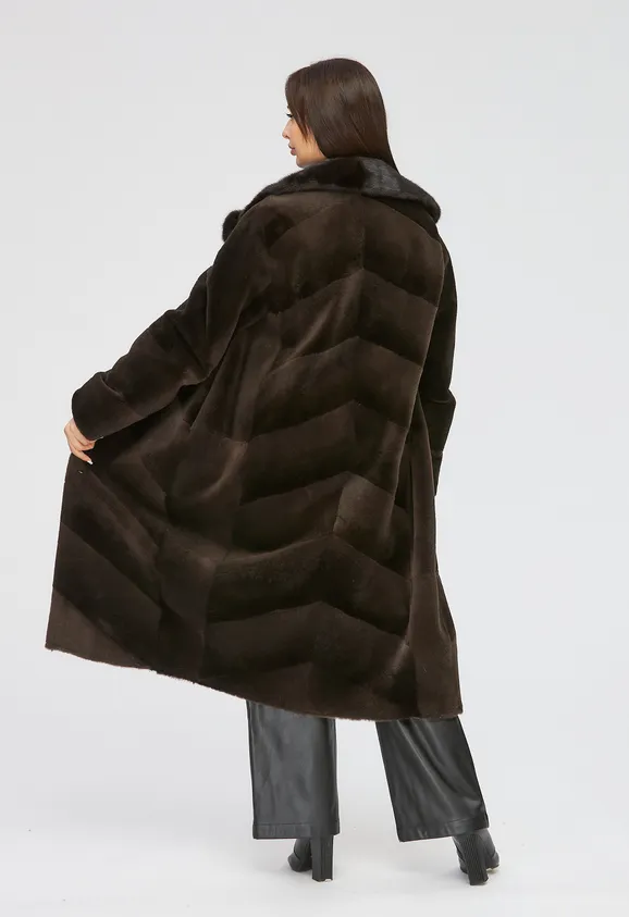 Фото Шуба из натуральной нутрии капучино с английским воротником из натуральной норки - 5