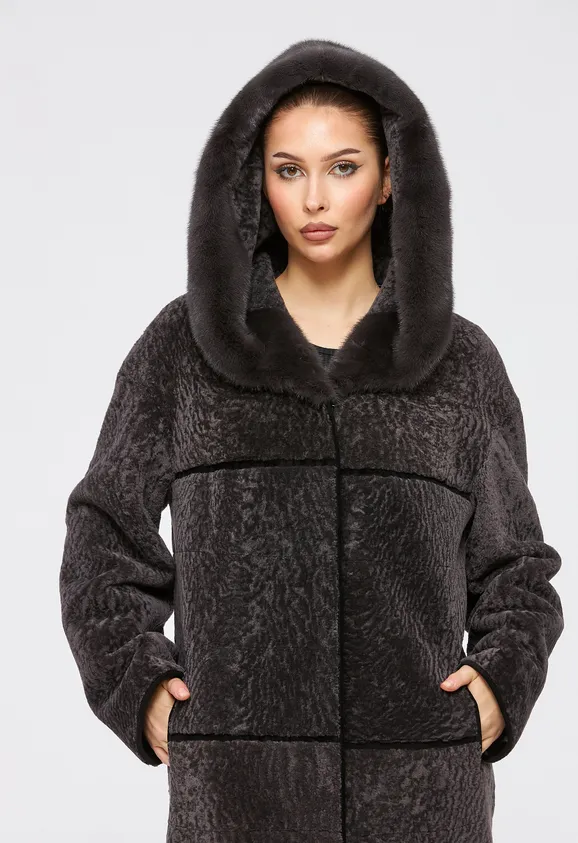 Фото Шуба из натурального астрагана мокко с английским воротником из натуральной норки - 5