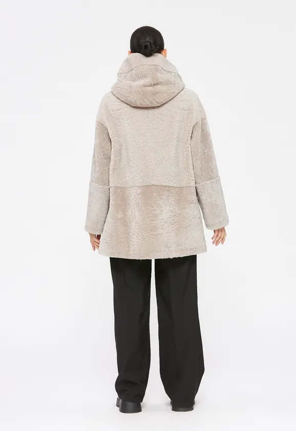 Фото Шуба из натурального астрагана керли бежевая с капюшоном - 5