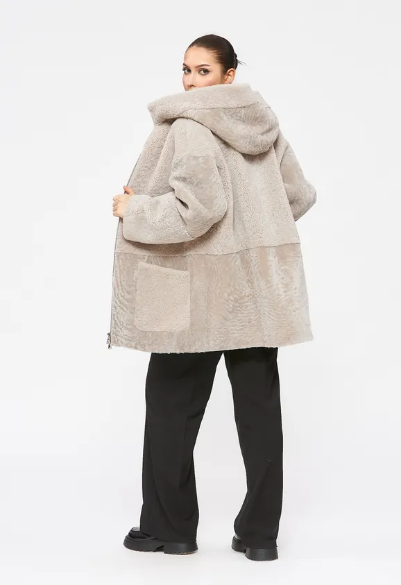 Фото Шуба из натурального астрагана керли бежевая с капюшоном - 8